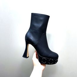 G Rivets Botas de tornozelo bombeia a plataforma de dedo do pé de bloqueio de bloco de saltos de saltos de luxo designer de luxo para mulheres JANAYA CALUSO SOLE MATHELA BOOTIES Sapatos Sapato de fábrica Tamanho 35-42