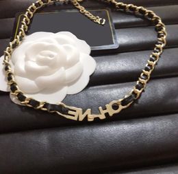 Girocolli firmati di marca di lusso Collane Moda Donna Placcato oro 18 carati Collana con ciondolo in acciaio inossidabile con lettera in ecopelle Accessori per gioielli a catena