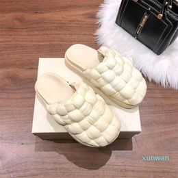 Style Thick-Soled Outdoor Bread Slippers Black White Women Designer Living Scuffs Slipper Wedge Fluffy Resort Couples Fashion Sliders Sandal