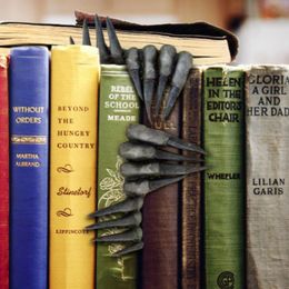 Decorative Objects Figurines Thriller Devil's Hand Bookmarks Witch Hand Book mark Art Figurines Room Ornament Horror Halloween Decor Gifts For Kids Friend 230809