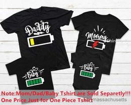 Family Matching Outfits Family Battery T-shirts Funny Family Look Matching Outfit Clothes Mom Boy Girl T-shirt Mommy and Me Shirt 1pc R230810