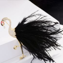 Pins Brooches SUYU Fashion Cubic Zirconia Flamingo Brooch Simulation Feather Soft Clothing Atmosphere Creativity Animal Accessorie 230809