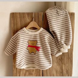 Clothing Sets 2023 Sweatshirt Boys Casual Sweatshirts Infant Girls Cute Cartoon Bear Print Pattern Two piece Spring Autumn born Clothes 230810