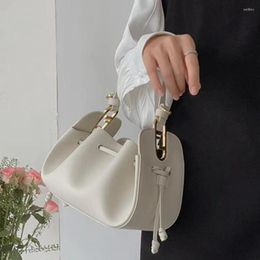 Duffel Bags Maxdutti 2023 French Fashion Retro Texture Leather Messenger Handbag Women Handmade Drawstring Bucket Bag One Shoulder