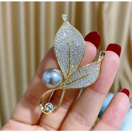 Pins Brooches Brass Copper Gold Plated Zircon Leaf Grey Pearl Brooch Corsage Suit Jacket Accessory Ladies Fashion Accessories Wholesale 230809