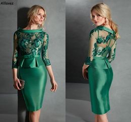 Elegant Satin Emerald Green Mother Of The Bride Dresses Lace Appliqued 3/4 Long Sleeves Women Formal Party Gowns Short Knee Length Sheath Wedding Guest Dress CL2695
