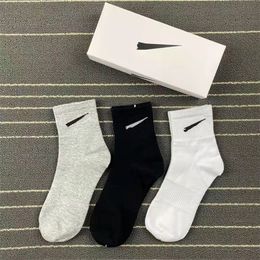 2023 latest men sock sports socks fashion womens premium cotton classic letter breathable 100% pure cotton black and white basketball football outdoor gift box l5