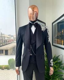 Formalne czarne mężczyzn Wedding Tuxedos Cearówki Aplikacje szal klapy noszenie szczupła kurtka garnitur