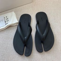 3 Farben Tabi Flip Flops Maisons Margiela Flat Slipper Sandal Designer Schuhe Sommer lässige Rutschen Reisen Sandale Pool Womans Mens Schuhhaus Strand im Freien Schieberegler