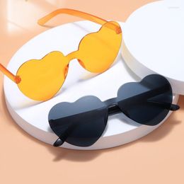Sonnenbrille Outdoor Heart Randless für Frauen geformte Brille trendy Pfirsich transparente Bonbon -Farb -Objektivparty Gunst