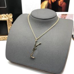 Nya kvinnors designers Pendant Necklace Love Armelcet Gift Classic Letter Mens Fashion Gold Armelets Luxurys halsband Designer smycken