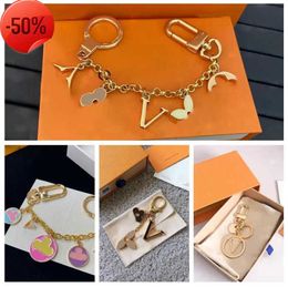 Lanyards Luxury designers keychains Letters with diamonds keychain top Car Key Chain Women Buckle Jewellery Keyring Bags Pendant Exquisite 880ess