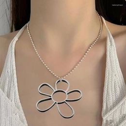 Pendant Necklaces Hollow Flower Charm Necklace Unique Statement Floral Irregular Hear Clavicle Chain Eye-Catching Jewelry