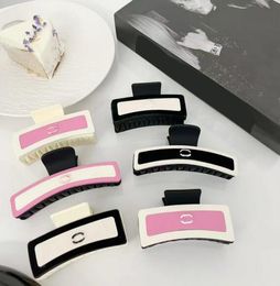 Designer Candy Colore Acrilico Capelli Clip Barrette Brampe Women Girl Brand Letter Wide Shark Hairclaw Fashion Accessorio per capelli per capelli.