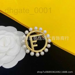 Pins, Brooches Designer New Style Pearl Round Breast Pin F Letter Versatile Clothing Accessories French Personalised Flower Pins Fashion ZIB2