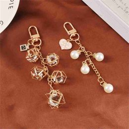Keychains Lanyards New Fake Pearl Pink Peach Heart Alloy Key Chain Pendant for Women Gift Creative Diamond Perfume Metal Accessories Bag Decoration