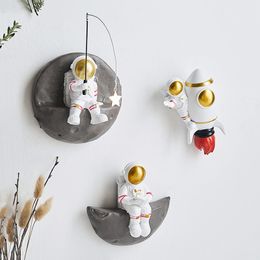 Decorative Objects Figurines Nordic Wall Decoration Frame Astronaut Resin Figure Shelves Decorations for Living Room Hanging Shelf Gifts 230812