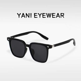 P28303 New Korean Fashion Polarised Men and PC Frame Sunglasses for Women UV Protection Glasses