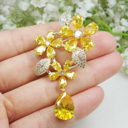 Brooches Woman's Charming Micro Inlay Yellow Zircon Crystal 3 Flower Teardrop Brooch Pin