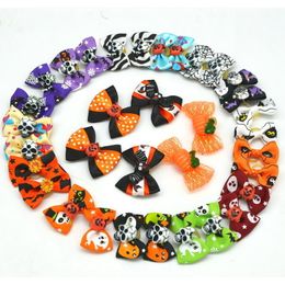 Dog Apparel 100PCS Halloween Dog Bows Pet Hair Bows For Small Dog Cat Skull Pumpkin Style Bows Rubber Bands For Dogs Hair Accessories 230812