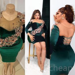 2023 Dark Green Sheath Graduation Dress Lace Pärled Velvet Short Mini Homecoming Party Formal Cocktail Prom Bridesmaid Gowns Dresses ZJ429