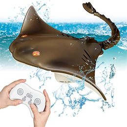 ElectricRC Animals RC Toys 24G Electric Remote Control Fish Manta Rays Good Sealing Waterproof Swimming Pool Rc Boat for Children Summer Gift Boys 230812