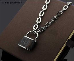 Bracelet Necklace Europe America Fashion Jewellery Sets Men Lady Women Engraved V Initials Wrap Prints Flower Leather Lock Thick Necklace Bracelet Sets