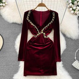 Casual Dresses High Quality Femininity Chain Decorate V-neck Velvet Dress Women Waist Close Slim Bodycon Hip Wrap For Autumn Winter