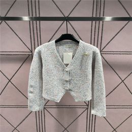 23 FW Women's Sweaters Knits Cardigan Designer Tops With Brooch Letter Button Jacquard Runway Brand V-Neck Designer Crop Top Shirt High End Elasticity Outwear Jackets