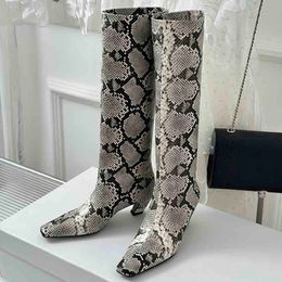Новый Davis коленый высокий ботинок Slip-Onected Toe Stiletto Heels Женский роскошный дизайнер мод в INS BOOTIES CROCODILE CATEN
