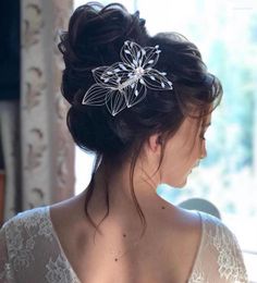 Headpieces Flower Hair Comb Wedding Bridal Head Accessories With Pearls Milk Rhinestones Jewellery For Bride Fashionable Flowers Design