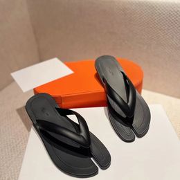 Luxus Outdoors Beach Sandale Maisons Margiela Slipper Mode Leder Sandalschuhrutschen Schwarze Flachraubpape Herren Sommerschwimmschiebende Designer Frauen tabi Flip Flops