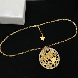 Gold Flower Necklace Pendant Designer Diamonds Circle Necklaces Woman Luxury Jewelry Chains Womens Neckwear Wedding Golden Necklaces Medusa 238141D