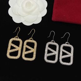 Accessories Diamond Ring Luxury Designer Necklace Flowers Clover Bangle Women Letter Vintage v Full Ear Hook Womens Ins Wind Harbour Style Earrings Super Immortal