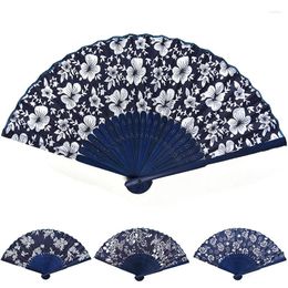Decorative Figurines 1pcs Classical Flower Design Blue Fabric Hand Fan Chinese Style Dyed Bamboo Frame Wedding Party Favour Random Pattern