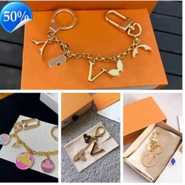 Keychains Lanyards Luxury designers keychains Letters diamonds keychain top Car Key Chain Women Buckle Jewellery Keyring Bags Pendant Exquisite with box 952ess