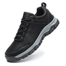 Designer de moda de outono e inverno Designer de moda masculina Sapatos esportivos à prova d'água de couro para homens de lazer médio e idosos, com sapatos de tábua grandes, sapatos ao ar livre, homens