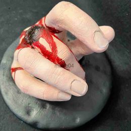 Novelty Items Resin Broken Finger Hand Blood Horror Halloween Decoration Severed Bloody Limbs Hand Novelty Dead Broken Hand Gadgets Ornaments J230815