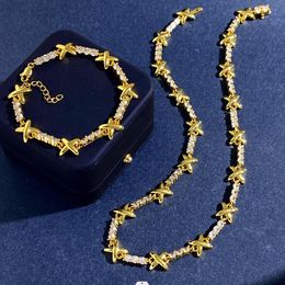Neu gestaltete Mode Halskette glatte glänzende Metall x Buchstaben Charakter Full Diamonds Einbettung Luxus Paar Armband Ohrring Designer Schmuck T089101