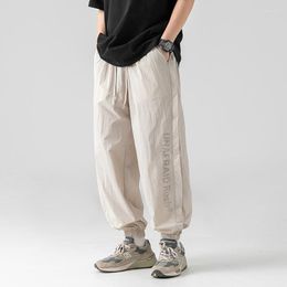 Pantaloni da uomo Houzhou Summer Ice Silk uomini che fa jogging coreano stampato oversize black casual pantaloni maschio streetwear giapponese