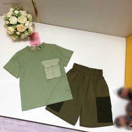 Tasarımcı Kids Trailsuit Moda Bebek Yaz Takım Beden 100-160 cm 2pcs Göğüs Cep Dekorasyonu T-Shirt ve Çalışma Şortu Temmuz11