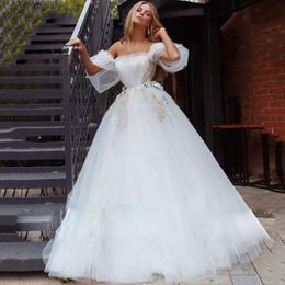 Plus size trägerloses Tüll Hochzeitskleid mit halben Puffärmel bodenlange Strandbrautkleid bescheidene Sommer Brautkleider für Braut
