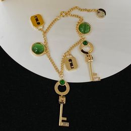 Damkedja Guldarmband Emerald Vintage 18K Guldpläterad låsnyckel Personlig koppar Charm Armband Gorgeous Luxury Smycken