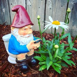 Decorative Objects 3D Dwarf Toilet Play Phone Statue Garden Gnomes Mini Resin Doll Crafts Outdoor Elf Miniature Decoration 230815