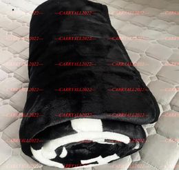 black white throw blanket 2023 Letter Cashmere Designer Blanket Soft Woolen Scarf Shawl Portable Warmth Thickening Plaid Sofa Bed Fleece Knitted Blanket HT6585018