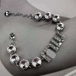 Дизайнер бренда Miumiu модный браслет буква алмаз инкрустированный хрустальным цирконом ожерелье персонализированное передовые регулируемые бриллиантовые аксессуары ювелирные изделия