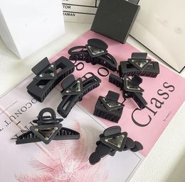 Luxury Hair Clips Barrettes Designer Hairpin Clamps Classic Brand Letter Triangle Mark Casual Womens Mens Fashion HairJewelry Black Shark Hairclip Christma Gift