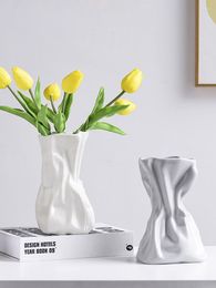 Vases European Style Simple Cream Ceramic Vase Fold Advanced Sense Ins Wind Hydroponic Home Decoration Room