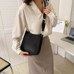 2023 Fashion Designer Leisure Messenger Bag Womans Soft Leather Solid Color Shoulder Envelope Bag Wallet Classic Letter Design Daily Underarm Handbag Wholesale