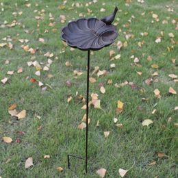 Other Pet Supplies European Vintage Home Garden Decor Cast Iron Bird On Seashell Shaped Feeder with Long Plug Heavy Sturdy Metal Birdbath 230816